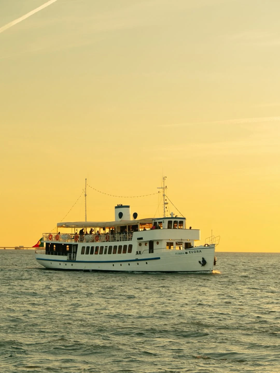 Barco EVORA — passeio de barco no Rio Tejo, Lisboa