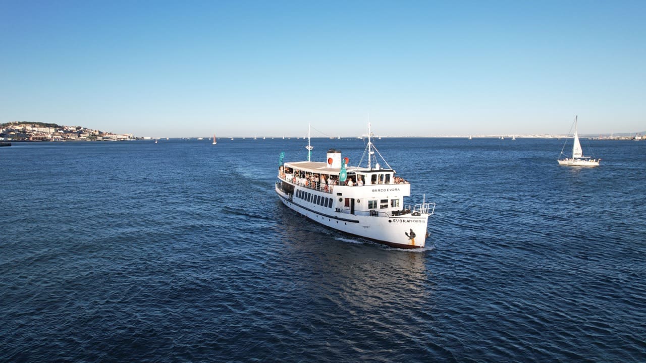 Passeio de barco no Rio Tejo com a Sardinha do Tejo, Lisboa — foto 1